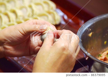 做手工餃子的手 86379095