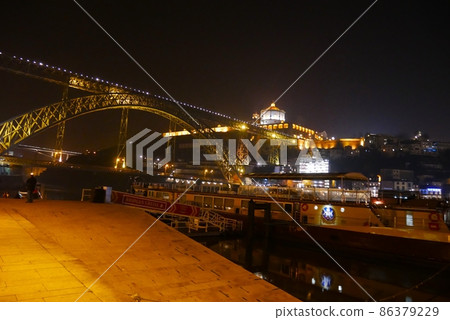 Night view of Don Luis I Bridge in Porto Night view of Don Luis I Bridge in Porto 86379229