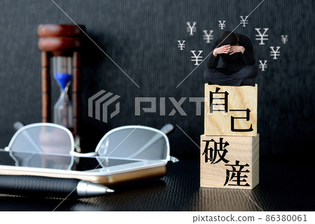 想知道是否要破產的男人的形象 86380061