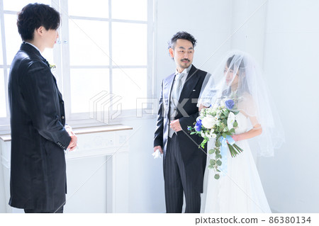 新郎和他的父親迎接新娘 86380134