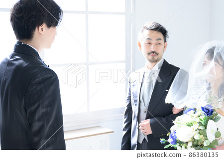 新郎和他的父親一起看著新娘 86380135
