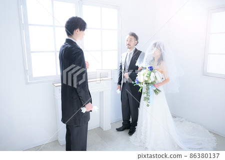 Wide-angle lens with a father watching over the bride Wide-angle lens with a father watching over the bride 86380137