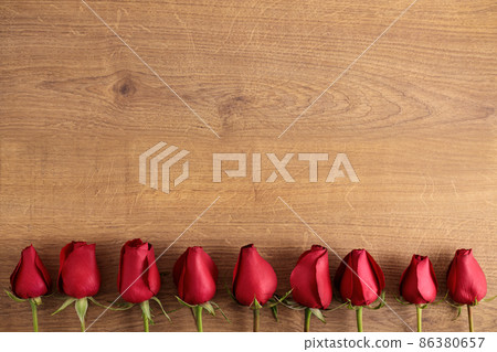 red rose flowers on wooden background. red rose flowers on wooden background. 86380657