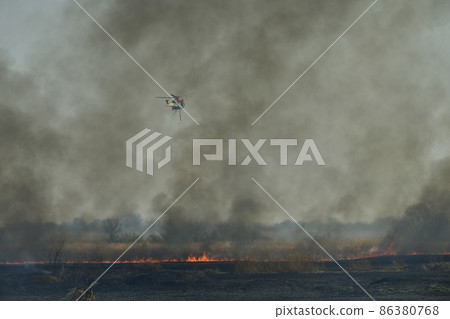 A helicopter that extinguishes a wildfire that occurred at Watarase Retarding Ground A helicopter that extinguishes a wildfire that occurred at Watarase Retarding Ground 86380768