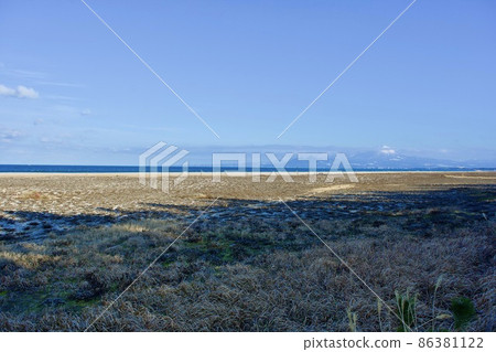 鳥取縣 Yumigahama，草地的沙灘景觀 86381122