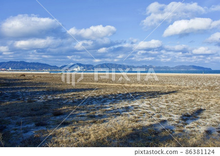 鳥取縣 Yumigahama，草地的沙灘景觀 86381124