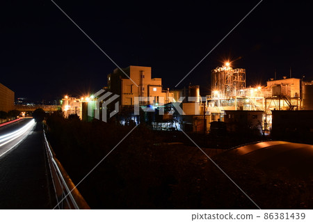 Night view of a food factory (Mitsubishi Life Science Fuji Factory) in Fuji City, Shizuoka Prefecture 86381439