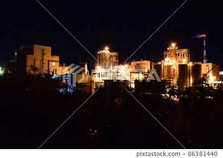 Night view of a food factory (Mitsubishi Life Science Fuji Factory) in Fuji City, Shizuoka Prefecture 86381440