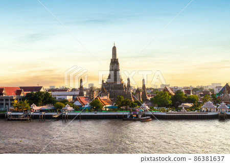 Wat Arun and Chao Phraya River with beautiful sunset sky background, Bangkok, Thailand 86381637