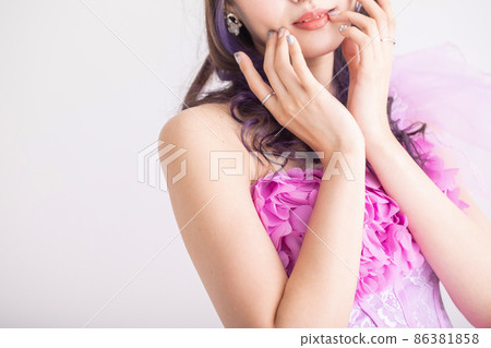 A woman who traces the cheeks with her fingers dress A woman who traces the cheeks with her fingers dress 86381858