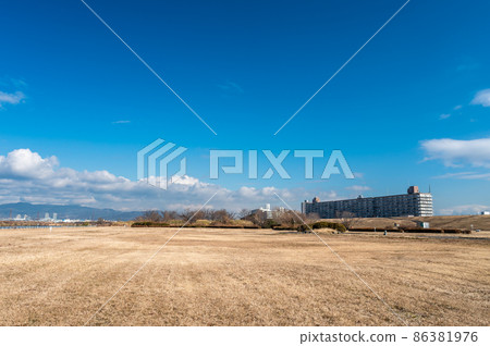 Fields and condominiums on the Yodogawa riverbed withered in winter 86381976