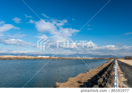 Winter scenery of the Yodo River 86381977