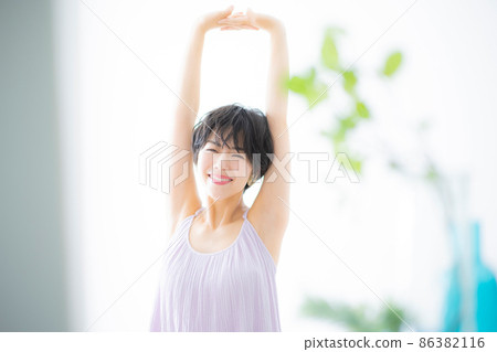 A woman growing 86382116