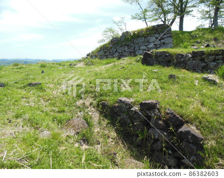 Hirafuku "Rikan Castle Ruins" before stone wall maintenance work Hirafuku "Rikan Castle Ruins" before stone wall maintenance work 86382603