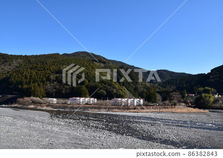Hotel on the banks of the river 86382843