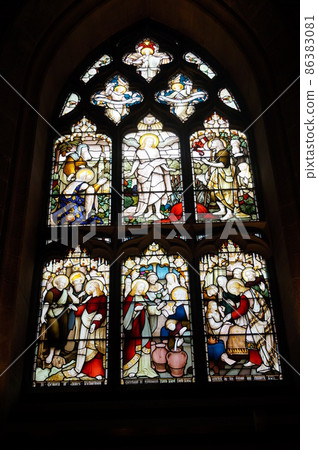 英國愛丁堡聖吉爾斯大教堂的彩色玻璃 86383081