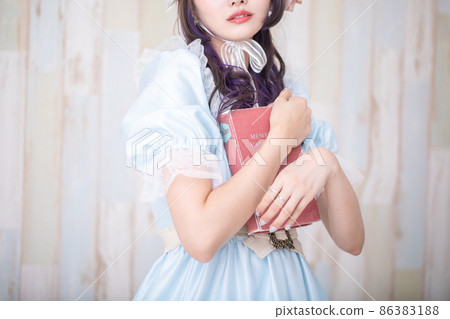 拿著書的洛麗塔女人洛麗塔 拿著書的洛麗塔女人洛麗塔 86383188