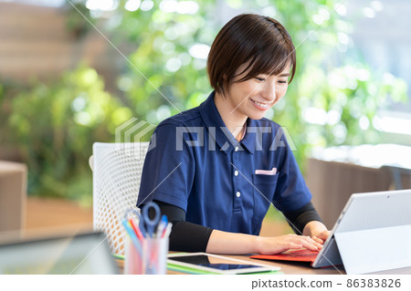 Long-term care image Caregiver remote care IT conversion Shooting cooperation: WEEK Shibadaimon (Sun Frontier Fudousan) Long-term care image Caregiver remote care IT conversion Shooting cooperation: WEEK Shibadaimon (Sun Frontier Fudousan) 86383826
