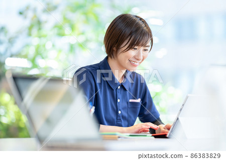 Long-term care image Caregiver remote care IT conversion Shooting cooperation: WEEK Shibadaimon (Sun Frontier Fudousan) Long-term care image Caregiver remote care IT conversion Shooting cooperation: WEEK Shibadaimon (Sun Frontier Fudousan) 86383829