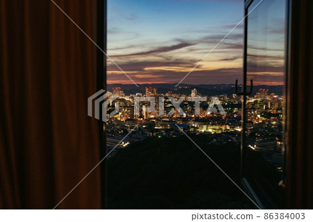 從窗戶看到的夜景 86384003