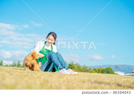 一個和狗一起玩的女人 86384043