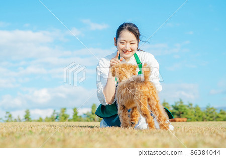 一個和狗一起玩的女人 一個和狗一起玩的女人 86384044