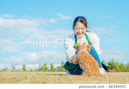 一個和狗一起玩的女人 一個和狗一起玩的女人 86384045