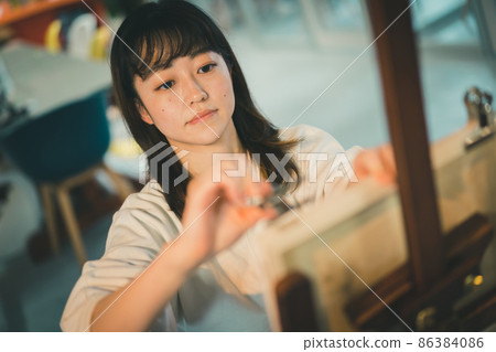 用中心夾停止 B3 面板上的繪圖紙進行繪畫的女孩 86384086