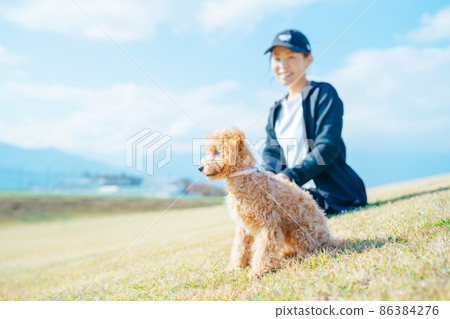 A woman walking a dog in sportswear (whole body) 86384276