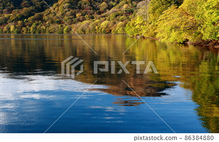 有藍色湖水和秋葉的十和田湖 86384880