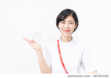 穿著凱西實驗室外套的年輕護士(白色背景) 穿著凱西實驗室外套的年輕護士(白色背景) 86385049