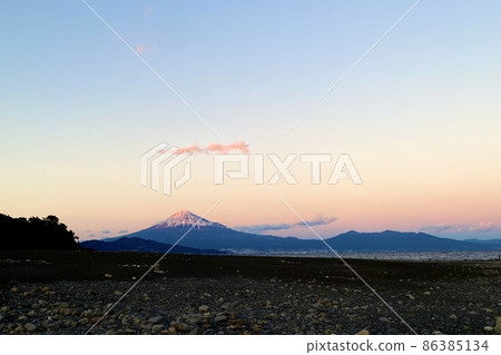 A view of the sky and Mt. Fuji colored by the setting sun A view of the sky and Mt. Fuji colored by the setting sun 86385134