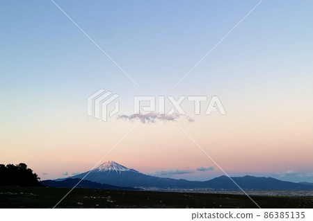 A view of the sky and Mt. Fuji colored by the setting sun A view of the sky and Mt. Fuji colored by the setting sun 86385135