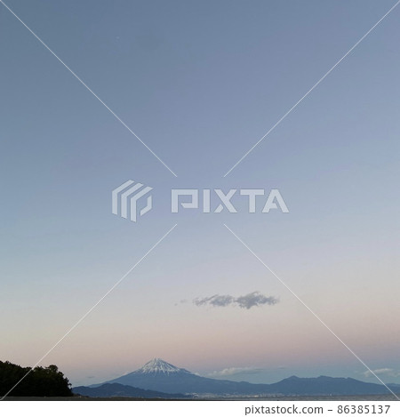 夕陽映照下的天空和富士山 86385137