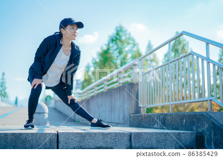 Female doing preparatory exercise (stretching / whole body) 86385429