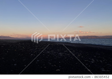 夕陽西下的大海和天空的景色 86385452