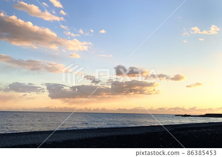 夕陽西下的大海和天空的景色 夕陽西下的大海和天空的景色 86385453