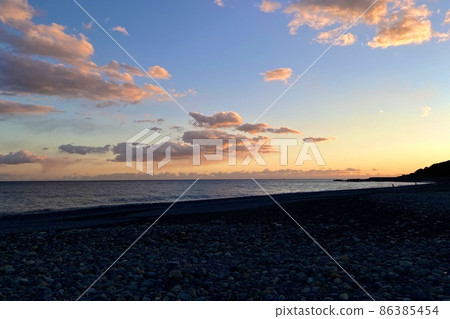 夕陽西下的大海和天空的景色 86385454