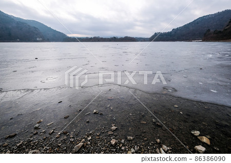 山梨縣精進湖，湖面結冰 86386090