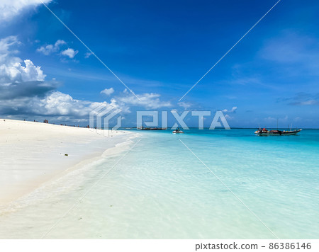 Selective focus, azure water of the Indian Ocean against the blue sky. Recreation and tourism concept Selective focus, azure water of the Indian Ocean against the blue sky. Recreation and tourism concept 86386146