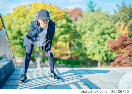 Female wearing sportswear to wipe sweat (fatigue) Female wearing sportswear to wipe sweat (fatigue) 86386730