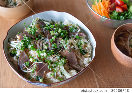 鰹魚 tekone 壽司和沙拉桌 鰹魚 tekone 壽司和沙拉桌 86386748