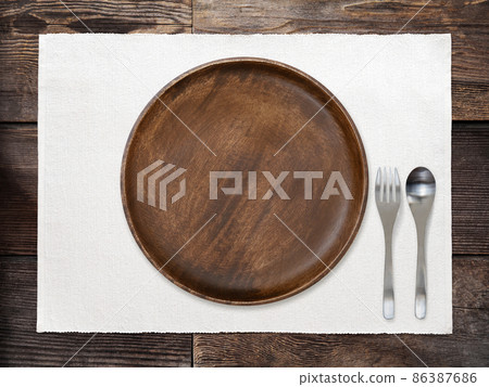 放在一張木桌上的盤子 86387686