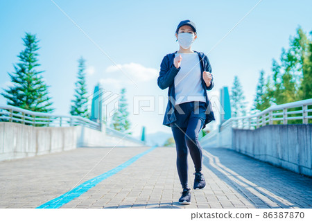 公園裡參加運動服訓練的女性 86387870