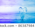The ice shape of a heart. 86387984
