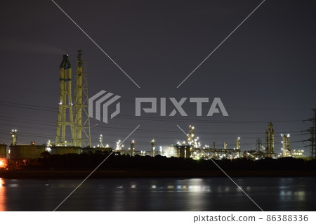 從千葉縣市原市的養老川海濱公園看發電廠和化工廠的夜景 從千葉縣市原市的養老川海濱公園看發電廠和化工廠的夜景 86388336