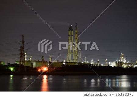 Night view of power plant and chemical factory seen from Yorogawa Seaside Park in Ichihara City, Chiba Prefecture 86388373