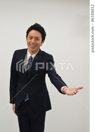 一個年輕人伸出手來“歡迎” 86388652