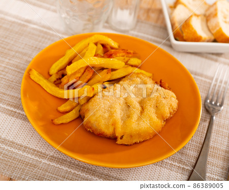 Goat cheese and pepper booklets with fries 86389005