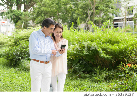 年長夫婦肖像智能手機 年長夫婦肖像智能手機 86389127